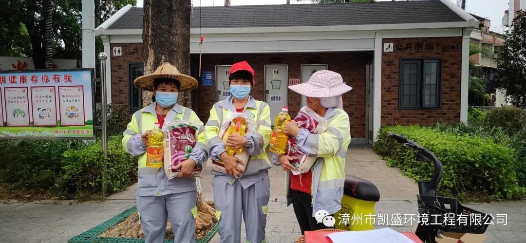 发放礼品3.jpg
