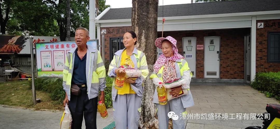 发放礼品2.jpg