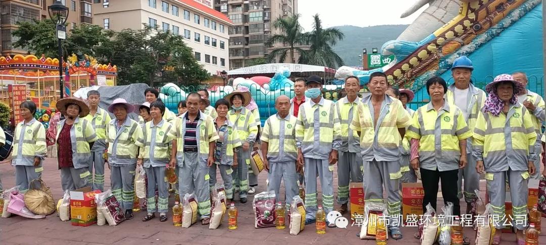 发放礼品1.jpg