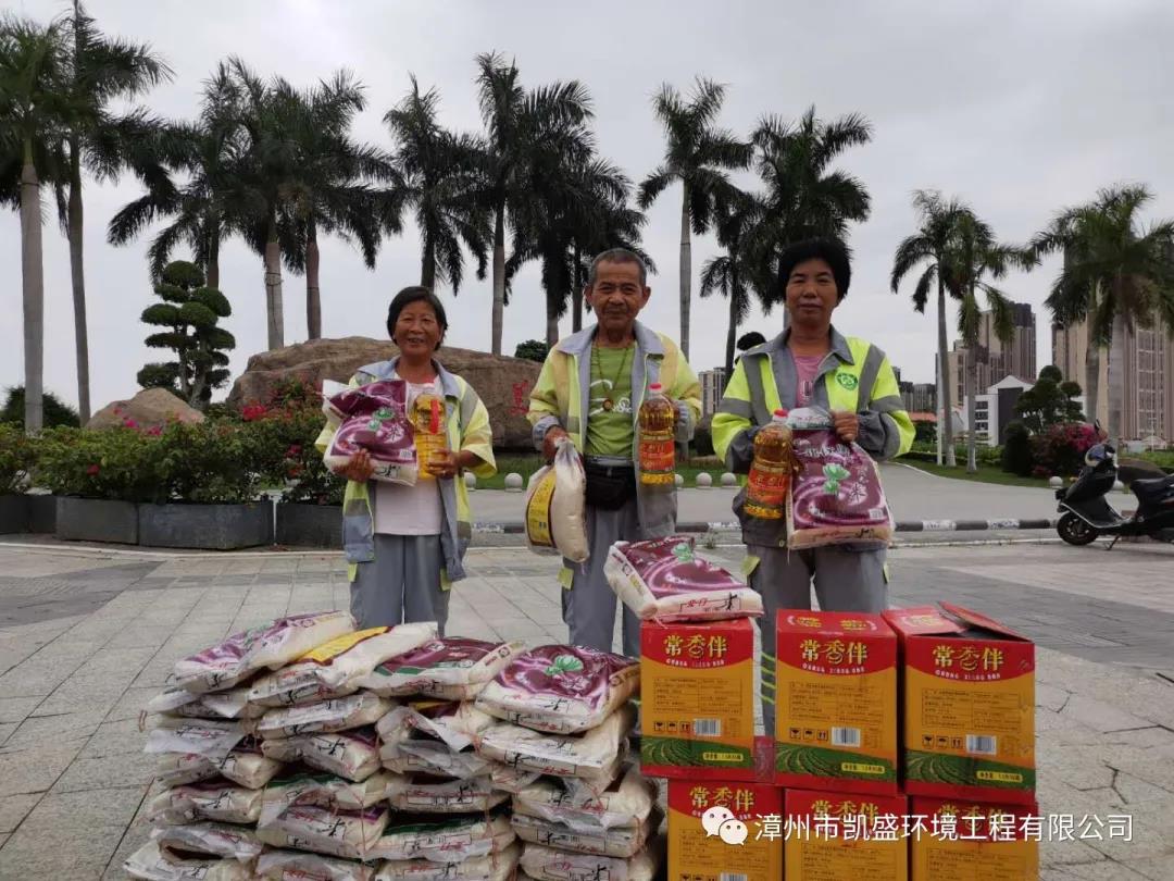 发放礼品4.jpg